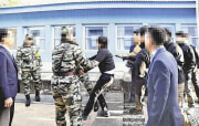 2019年11月7日、脱北した漁民の1人が板門店で韓国側から北朝鮮側に強制送還される様子（韓国統一省提供）