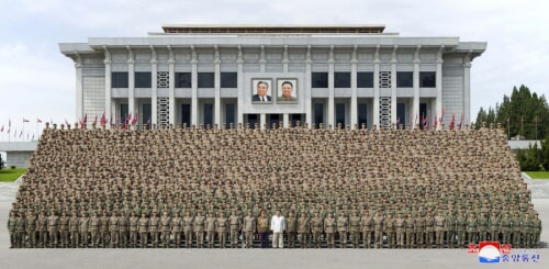 金正恩氏が軍医部門戦闘員と記念写真を撮った（2022年8月19日付朝鮮中央通信）