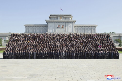 金正恩氏が全国非常防疫総括会議参加者と記念写真を撮った（2022年8月11日付朝鮮中央通信）