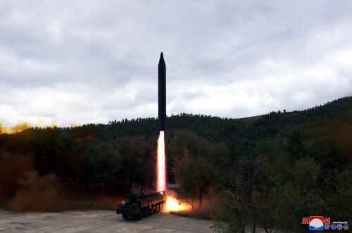 金正恩氏が戦術核運用部隊の軍事訓練を指導した（2022年10月10日付朝鮮中央通信）
