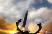 18日、金正恩氏の立ち合いの下に行われた大陸間弾道ミサイル「火星17」の試射（2022年11月19日付朝鮮中央通信）