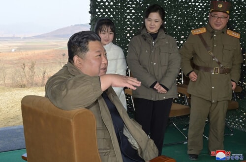 18日のミサイル試射に立ち会った金正恩夫妻と娘（2022年11月19日付朝鮮中央通信）