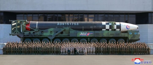 ICBM開発功労者らと記念写真を撮った金正恩氏（2022年11月27日付朝鮮中央通信）