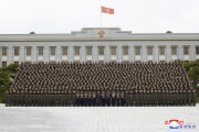 金正恩氏が朝鮮人民軍空軍メンバーと記念写真を撮った（2022年12月1日付朝鮮中央通信）