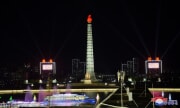 平壌のチュチェ思想塔（朝鮮中央通信）