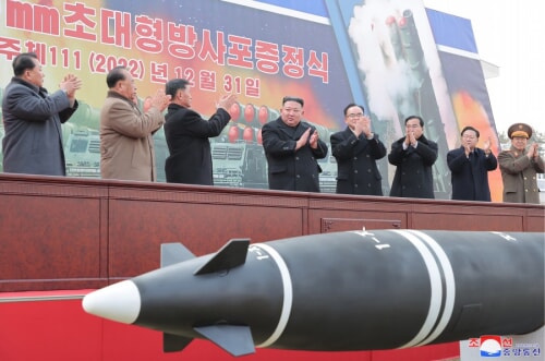 12月31日に行われた600ミリ多連装ロケットの贈呈式（2023年1月1日付朝鮮中央通信）