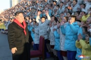 1日、朝鮮少年団第9回大会の参加者らと記念写真を撮った金正恩氏（2023年1月2日付朝鮮中央通信）