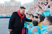 1日、朝鮮少年団第9回大会の参加者らと記念写真を撮った金正恩氏（2023年1月2日付朝鮮中央通信）