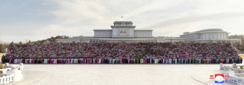 金正恩氏は建軍節慶祝行事に特別代表として招待された軍支援美風熱誠者らと記念写真を撮った（2023年2月15日付朝鮮中央通信）