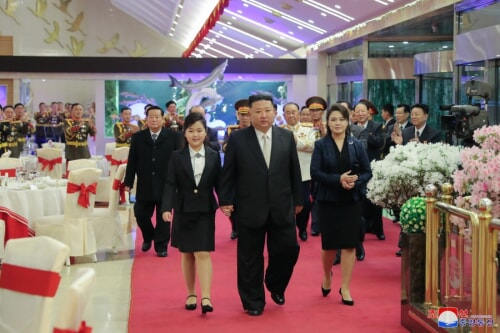 妻子とともに軍創建記念宴に出席した金正恩氏（2023年2月8日付朝鮮中央通信）