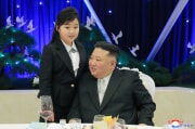 娘とともに軍創建記念宴に出席した金正恩氏（2023年2月8日付朝鮮中央通信）