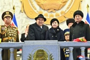 金正恩氏が娘と北朝鮮軍75周年記念閲兵式に参加した（2023年2月9日付朝鮮中央通信）