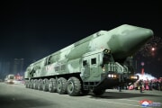 朝鮮人民軍創建75年の閲兵式に登場した、固体燃料式のICBMとみられる新兵器（2023年2月9日付朝鮮中央通信）