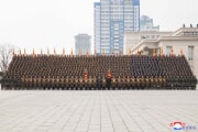 北朝鮮の金正恩総書記は9日、朝鮮人民軍創建75周年慶祝閲兵式に参加した将兵およびその他の参加者と記念写真を撮った（2023年2月9日付朝鮮中央通信）
