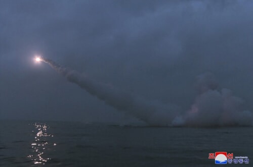 北朝鮮が12日に行った戦略巡航ミサイルの水中発射訓練（2023年3月13日付朝鮮中央通信）