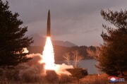 北朝鮮軍ミサイル部隊が短距離弾道ミサイル発射訓練を行った（2023年3月15日付朝鮮中央通信）