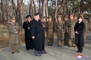 金正恩氏が娘と北朝鮮軍火力襲撃訓練を視察した（2023年3月10日付朝鮮中央通信）