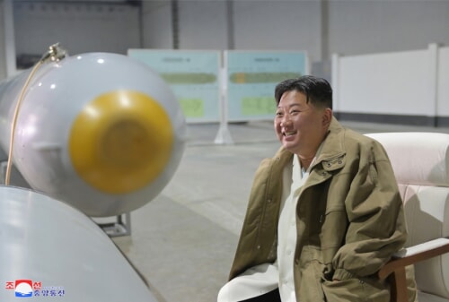 北朝鮮が開発した新型の水中核攻撃型ドローン兵器と金正恩氏（2023年3月24日付朝鮮中央通信）