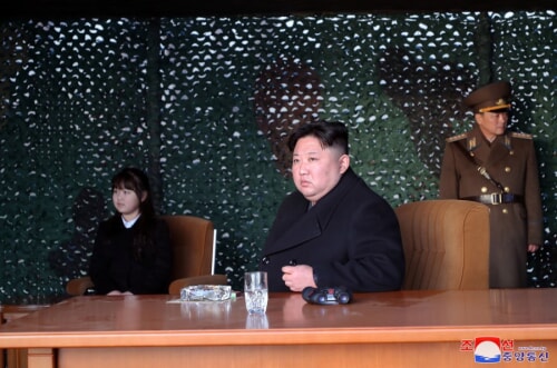 金正恩氏が娘と北朝鮮軍火力襲撃訓練を視察した（2023年3月10日付朝鮮中央通信）