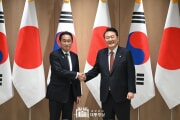 4月7日に会談した尹錫悦大統領と岸田文雄首相（韓国大統領室提供）