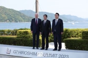 21日、広島で会談した日米韓首脳（韓国大統領室提供）