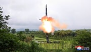 北朝鮮が12日に試射した大陸間弾道ミサイル「火星18」（2023年7月13日付朝鮮中央通信）