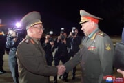 北朝鮮に到着したロシアのショイグ国防相と出迎えた強純男国防相（2023年7月26日付朝鮮中央通信）