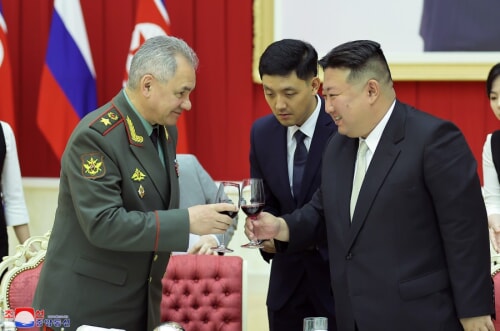 ロシアのショイグ国防相と金正恩氏（2023年7月28日付朝鮮中央通信）