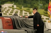 金正恩氏が朝鮮戦争参戦烈士墓を訪問した（2023年7月26日付朝鮮中央通信）