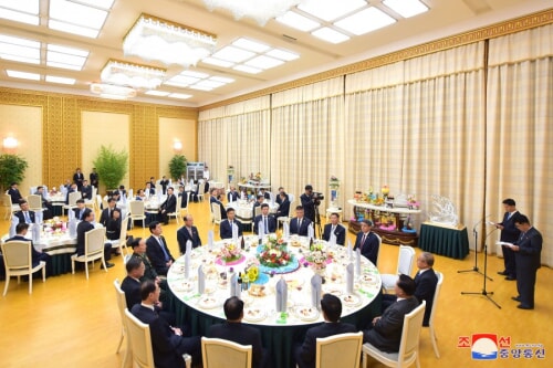 朝鮮戦争休戦70周年に際して訪朝した中国代表団を歓迎する宴会（2023年7月27日付朝鮮中央通信）