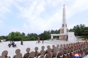 金正恩氏は日本からの解放78周年に際しソ連軍将兵の協力を記念する解放塔に花輪を贈った（2023年8月16日付朝鮮中央通信）