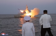 金正恩氏が海軍を視察し戦略巡航ミサイル発射訓練を参観した（2023年8月21日付朝鮮中央通信）