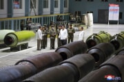 戦術ミサイル生産工場を視察する金正恩氏（2023年8月14日付朝鮮中央通信）
