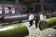 戦術ミサイル生産工場を視察する金正恩氏（2023年8月14日付朝鮮中央通信）
