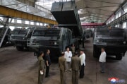 戦術ミサイル発射台車生産工場を視察する金正恩氏（2023年8月14日付朝鮮中央通信）
