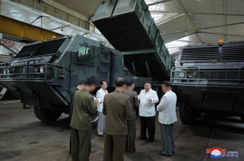 戦術ミサイル発射台車生産工場を視察する金正恩氏（2023年8月14日付朝鮮中央通信）