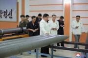 誘導ロケット砲弾の生産工場を視察する金正恩氏（2023年8月14日付朝鮮中央通信）