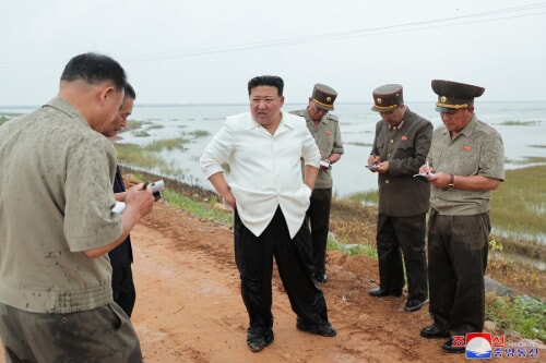 金正恩氏が平安南道の水害被災地を現地指導した（2023年8月22日付朝鮮中央通信）