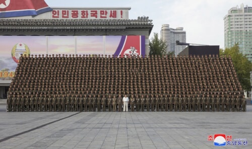 金正恩氏が建国75周年閲兵式参加者と記念写真を撮った（2023年9月11日付朝鮮中央通信）