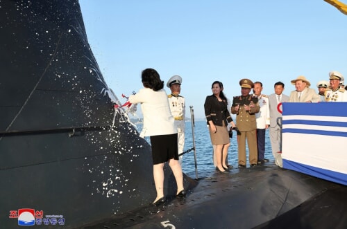 潜水艦の進水式で船体にシャンパンをかける崔善姫氏とそれを見守る金正恩氏（2023年9月8日付朝鮮中央通信）