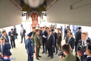 金正恩氏がクネビチ軍用飛行場を参観した（2023年9月17日付朝鮮中央通信）