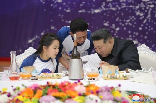 北朝鮮で偵察衛星打ち上げ成功を祝う宴会が開かれた。金正恩夫妻とジュエ氏も出席した。た（2023年11月24日付朝鮮中央通信）