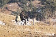 平安北道朔州で鴨緑江沿いの道で自転車に乗る男性（画像：デイリーNK）