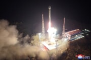 北朝鮮が21日に打ち上げた衛星キャリアロケット「千里馬１」（2023年11月22日付朝鮮中央通信）