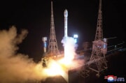 北朝鮮が21日に打ち上げた衛星キャリアロケット「千里馬１」（2023年11月22日付朝鮮中央通信）