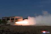 北朝鮮で行われた新型の中距離弾道ミサイル用固体燃料エンジンの実験（2023年11月15日付朝鮮中央通信）