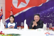 北朝鮮で偵察衛星打ち上げ成功を祝う宴会が開かれた。金正恩夫妻とジュエ氏も出席した。（2023年11月24日付朝鮮中央通信）