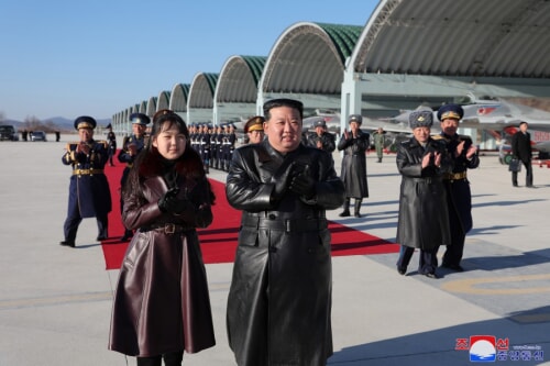 金正恩氏とジュエ氏が航空節に際して北朝鮮空軍司令部を訪れた（2023年12月1日付朝鮮中央通信）