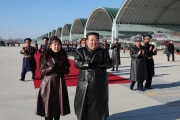 金正恩総書記が11月29日の航空節に合わせて朝鮮人民軍空軍司令部と第1空軍師団飛行連帯を祝賀訪問した様子。ジュエさんも同行している。（画像：労働新聞）