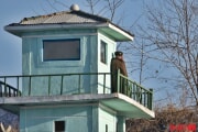 平安北道朔州郡の監視塔で警備に当たる北朝鮮の国境警備隊員（画像：デイリーNK）